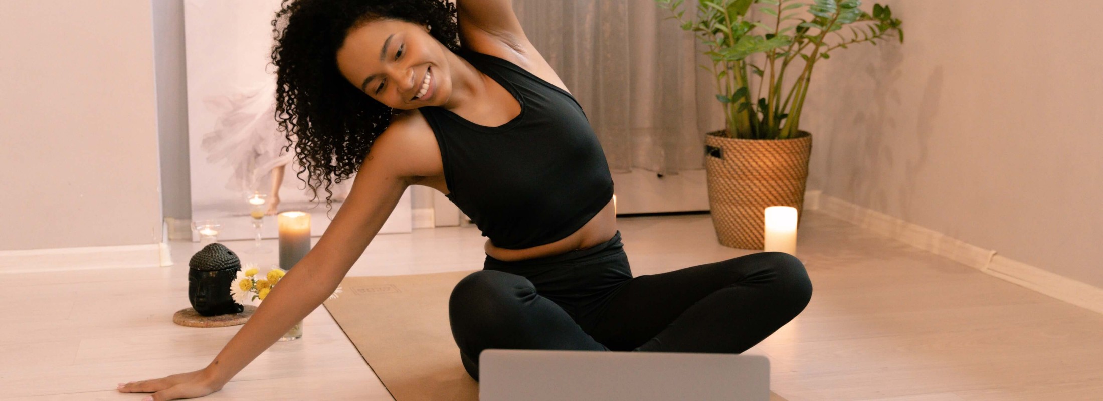 vrouw doet yoga oefening thuis